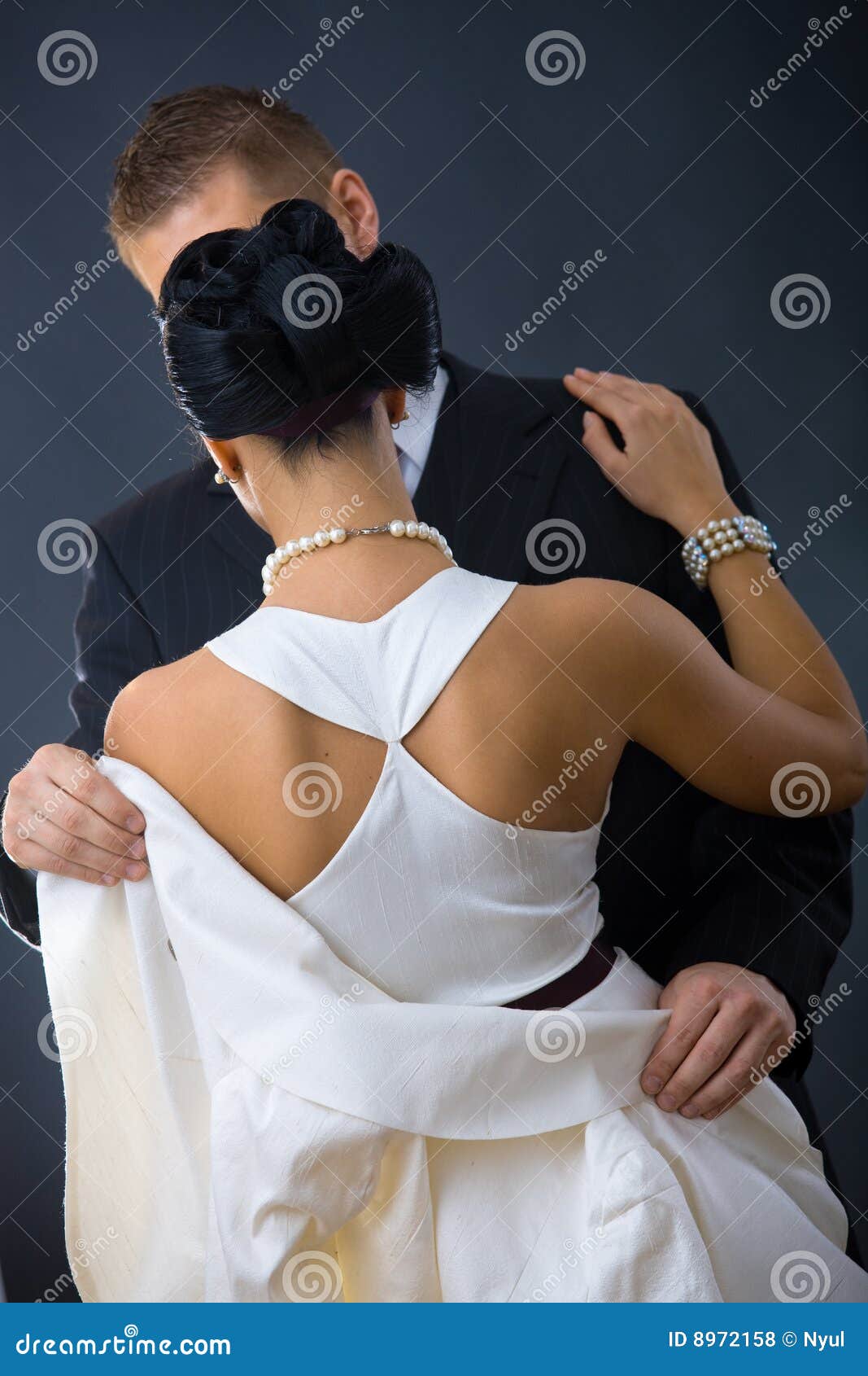 Femme blanche de robe photo stock. Image du couleur, bille - 8972158