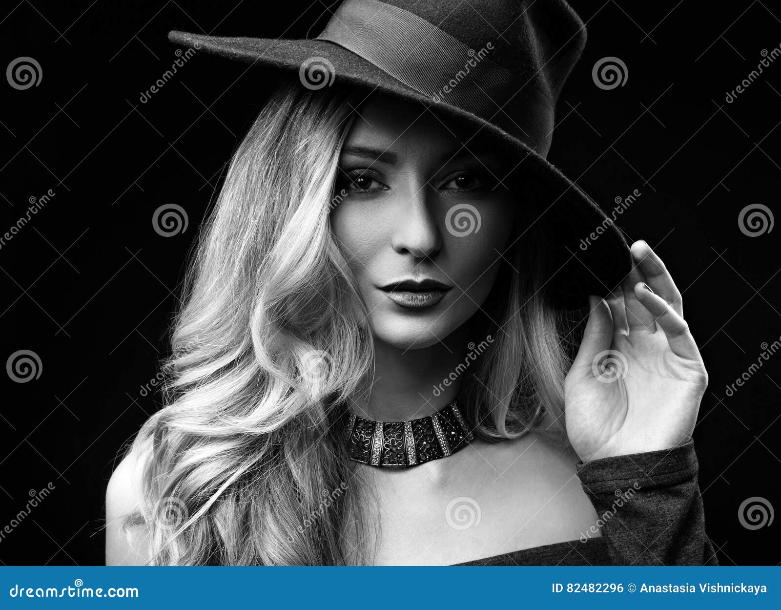 Femme élégante De Maquillage Dans Le Chapeau De Mode Posant Sur Le