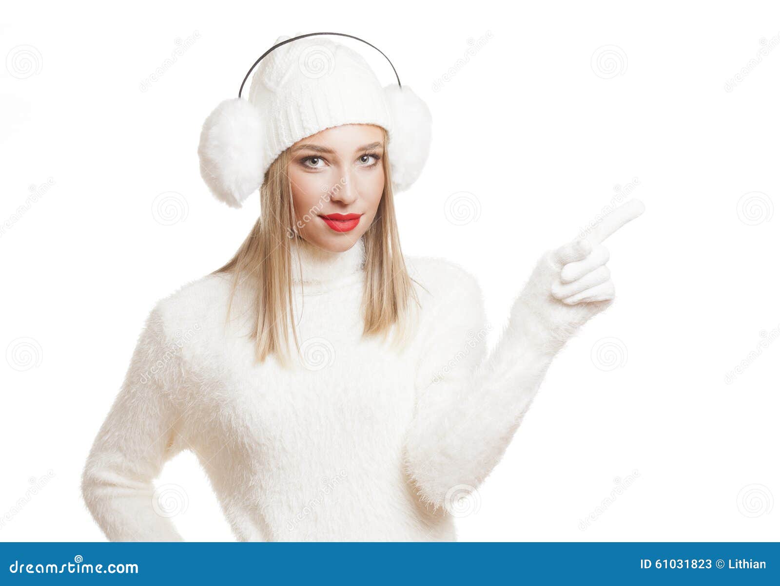 Femme blonde de mode d'hiver. Portrait d'une jeune femme blonde magnifique de mode d'hiver
