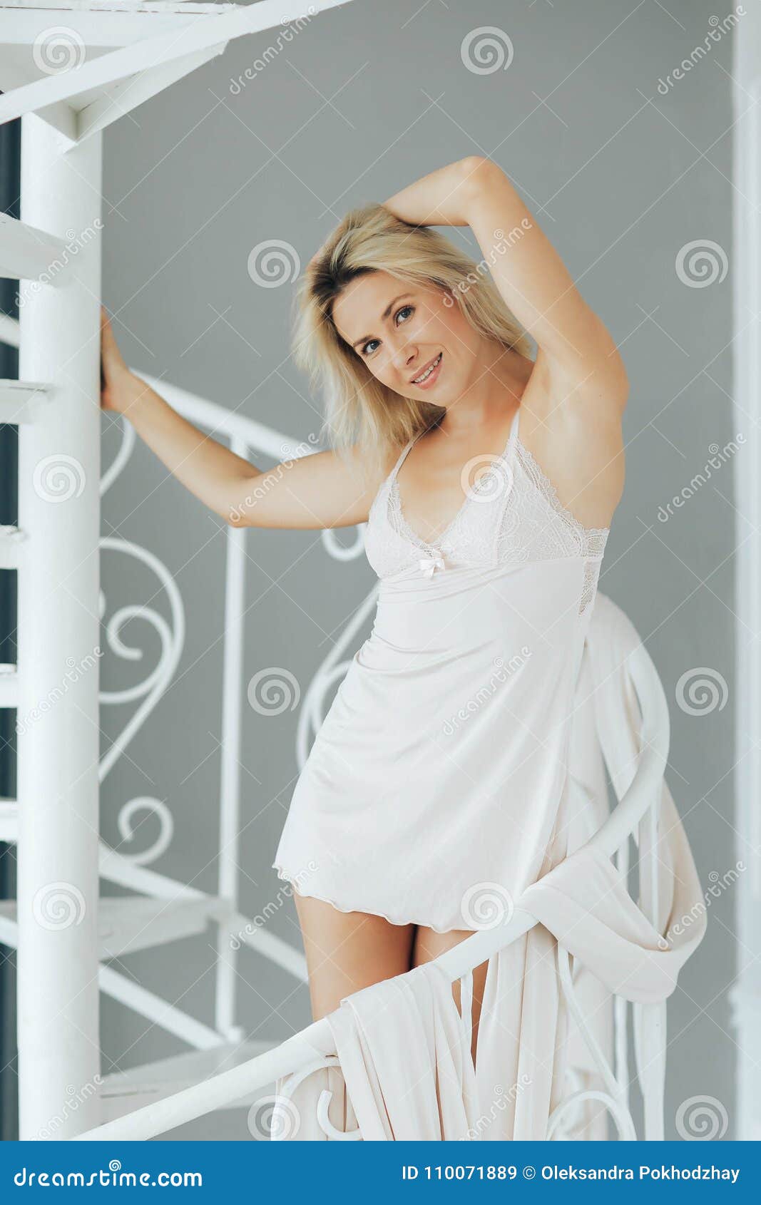 La Le Avec Dans Blanche Blonde Posant Femme Corps Fille Chemise 80t1Rw