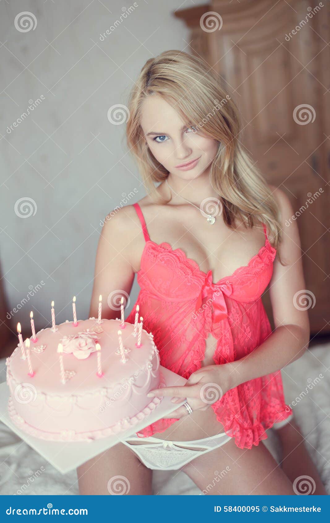 mardi 5 mai: Bon anniversaire, Rémy (Digilap' - 43 ans) Femme-blonde-sexy-avec-le-g%C3%A2teau-d-anniversaire-sur-le-lit-58400095