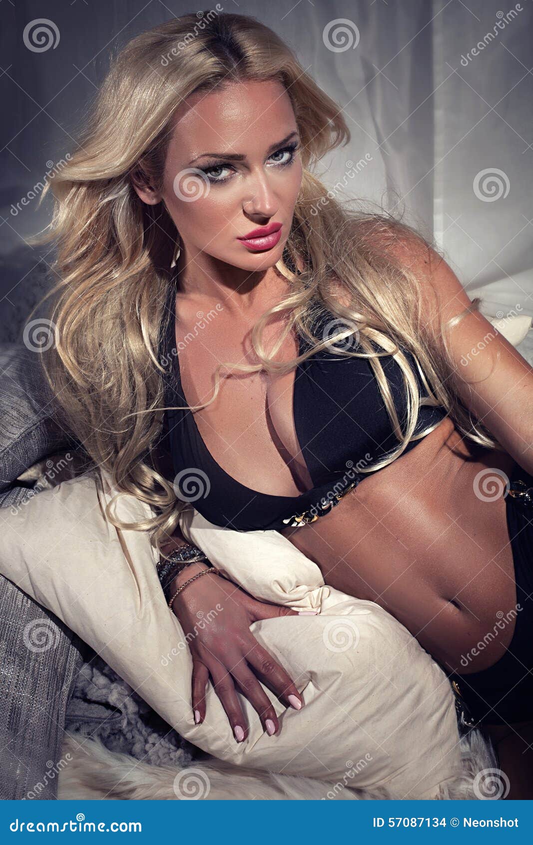 Femme Blonde Sexy Dans La Pose De Lingerie Photo Stock Image Du People Ajustement 57087134