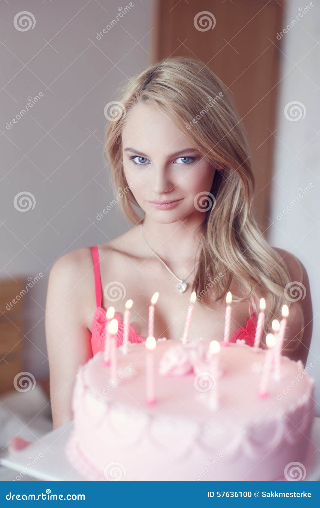 Femme Blonde Sexy Tenant Le Gateau D Anniversaire Photo Stock Image Du Adulte Heureux Femme Blonde Sexy Tenant Le Gateau D Anniversaire Photo Stock Image Du Adulte Heureux