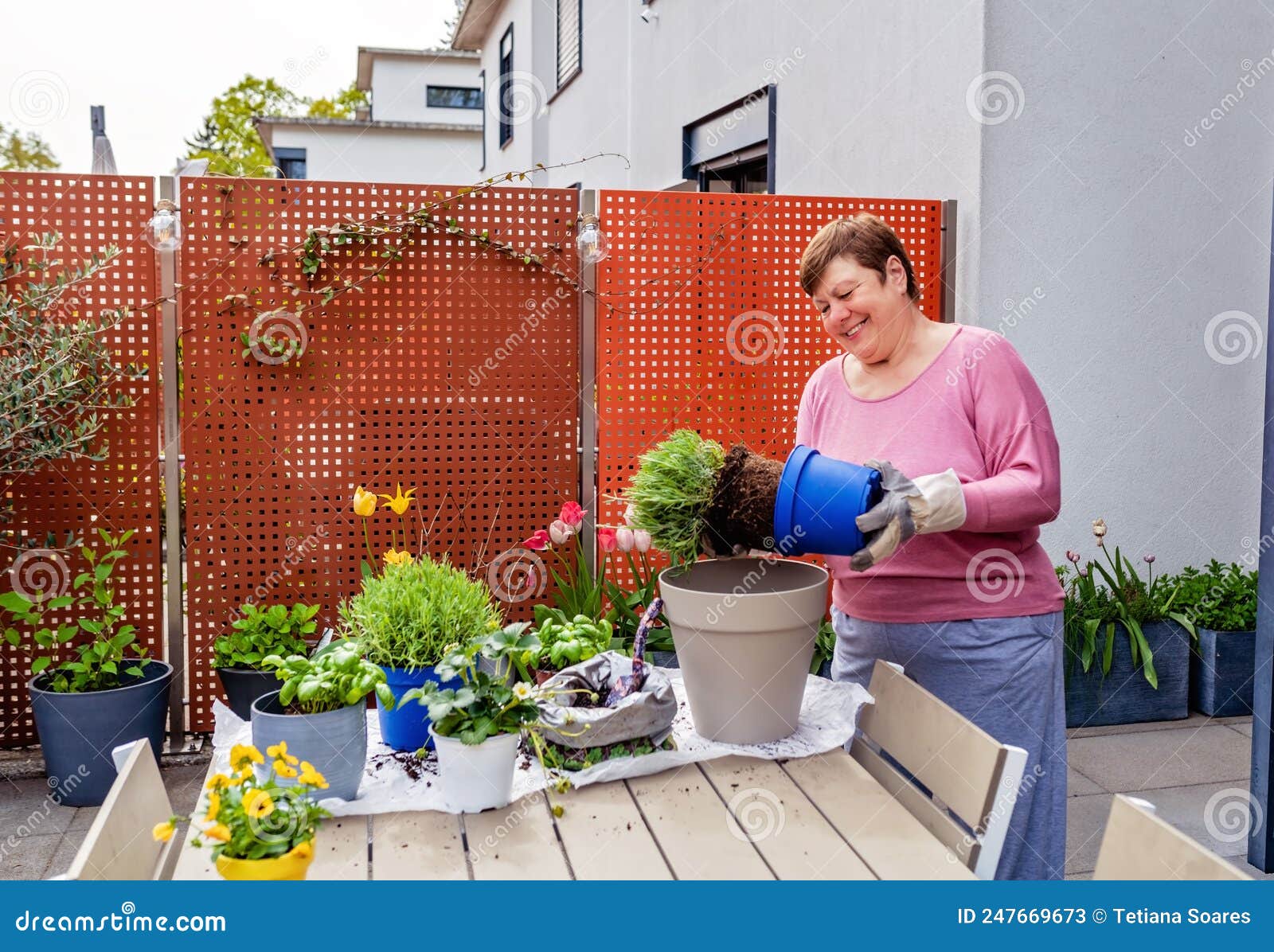 Petit Garçon Portant Des Gants De Jardin S'amusant Pendant Le