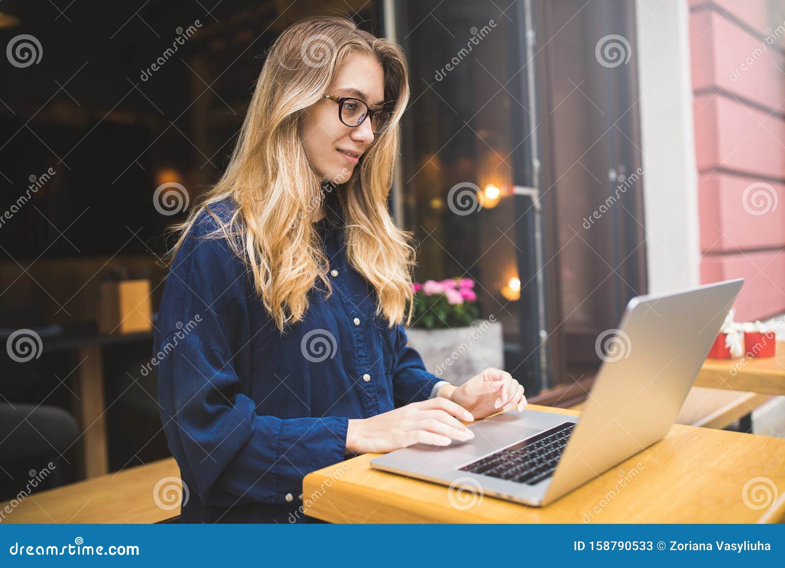 Femme Caucasienne En Tenue Informelle R dactrice De Contenu Web
