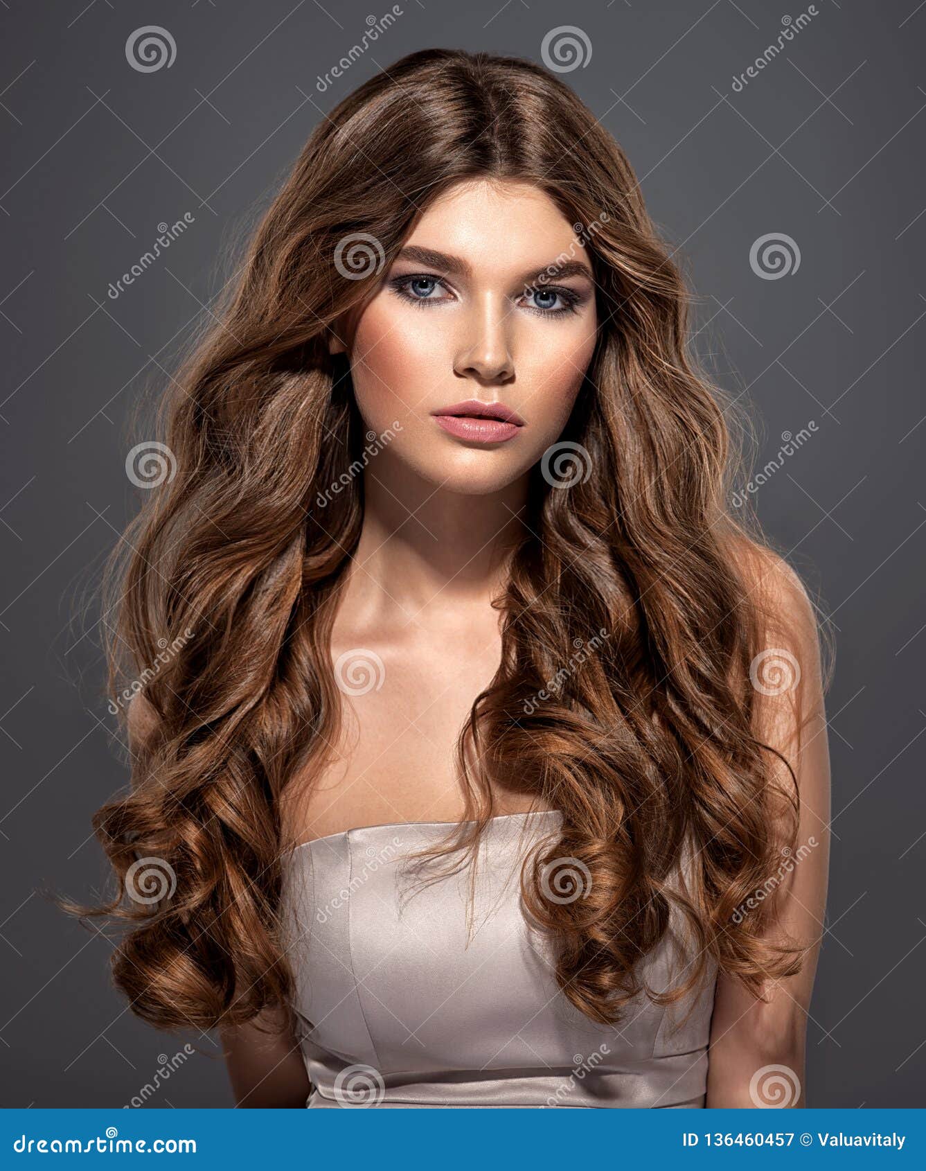 Femme Chatain Sexy Et Magnifique Avec De Longs Cheveux Boucles Image Stock Image Du Elegance Studio Femme Chatain Sexy Et Magnifique Avec De Longs Cheveux Boucles Image Stock Image Du Elegance Studio