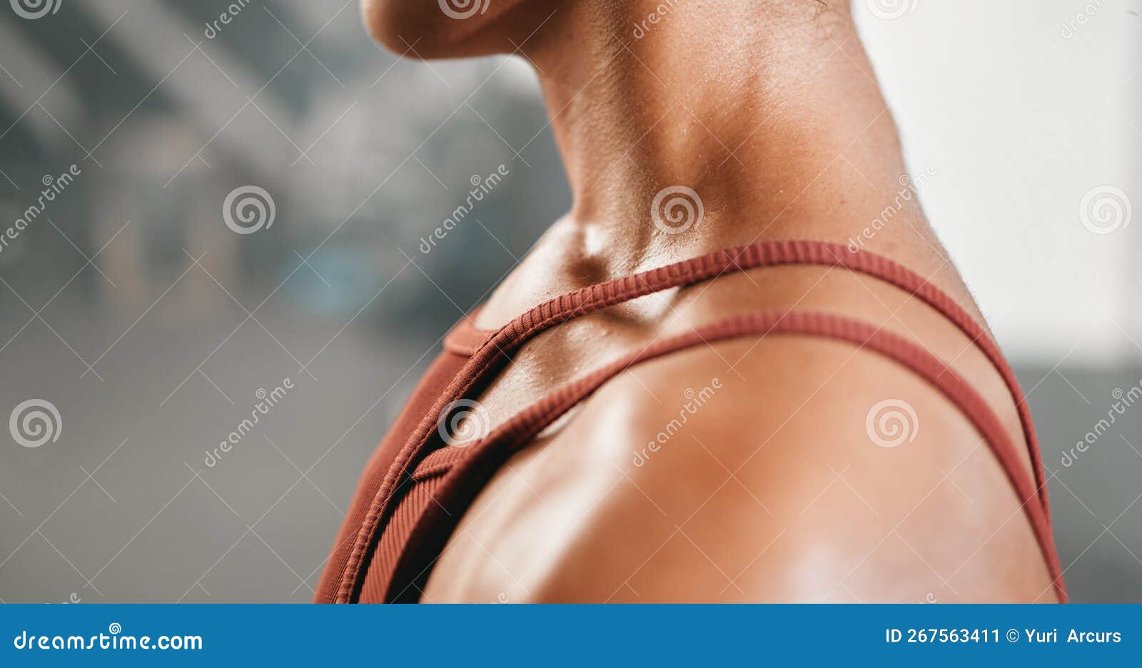 Femme Closeup Et Muscle De L'épaule à La Salle De Gym Pour L