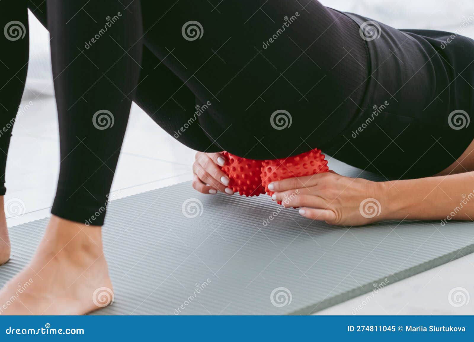 Femme Couchée Sur De Petites Boules Pour éliminer Le Dos Soulager ...