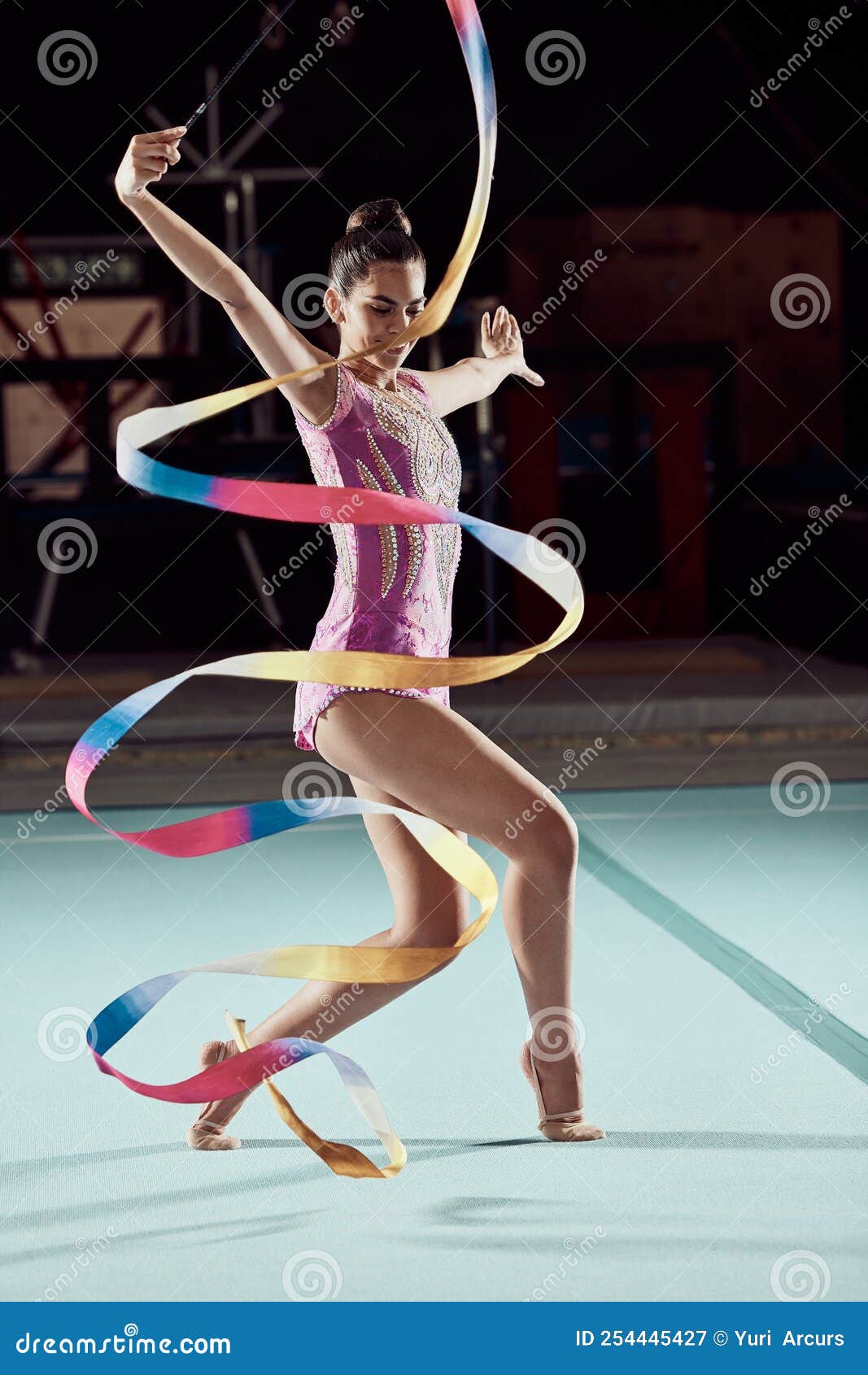 Gymnaste Femme Avec Ruban Pour Danse Performance Flexibilité Avec Athlète  image libre de droit par PeopleImages.com © #643403954