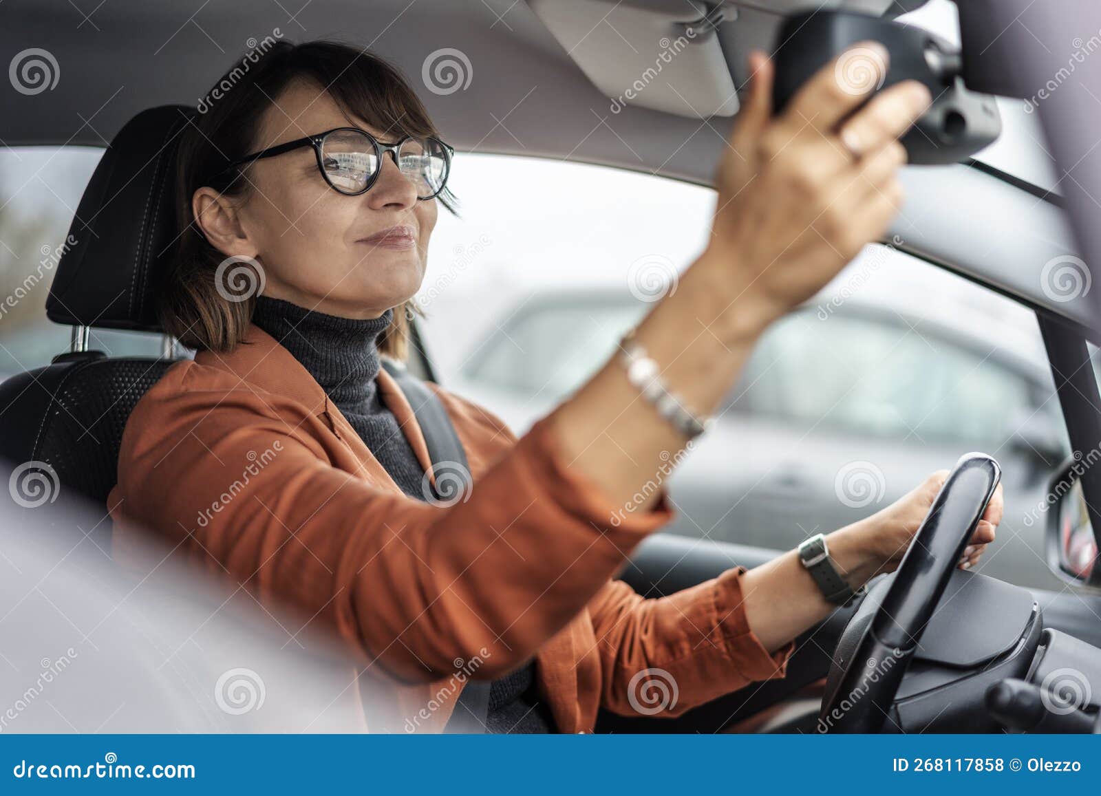 Fille De Belle Jeune Femme D'affaires Au Volant D'une Voiture Grise En  Hiver