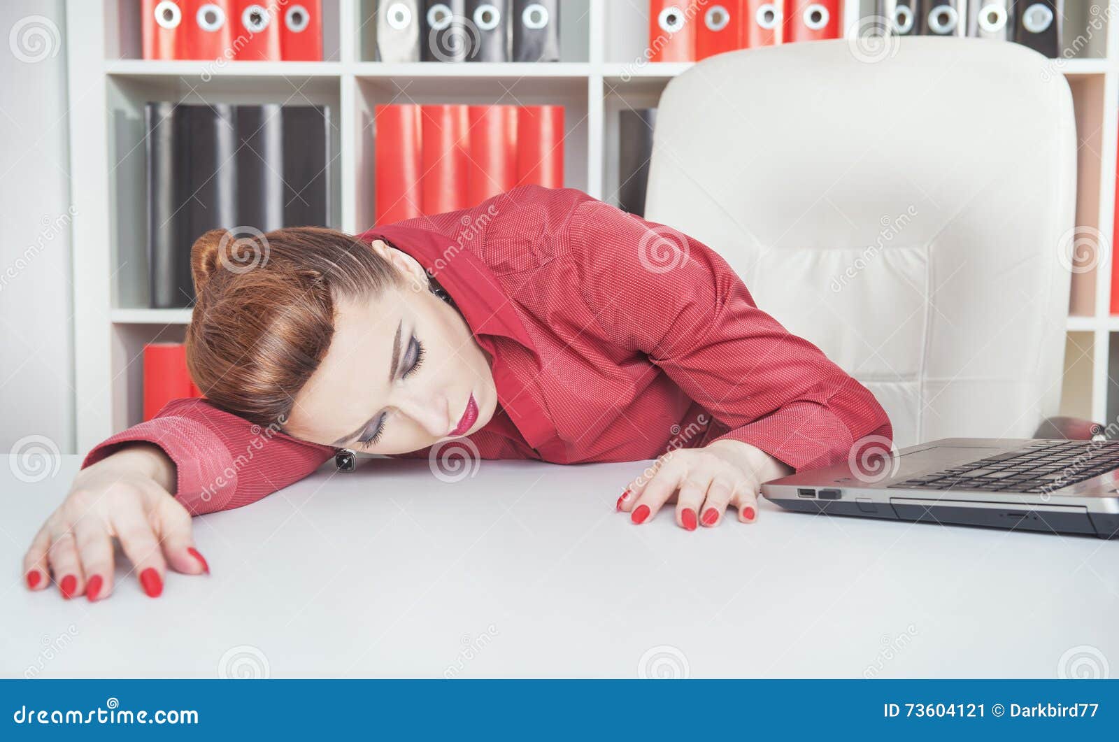 Femme Daffaires Fatiguée Dormant Dans Le Bureau Image Stock