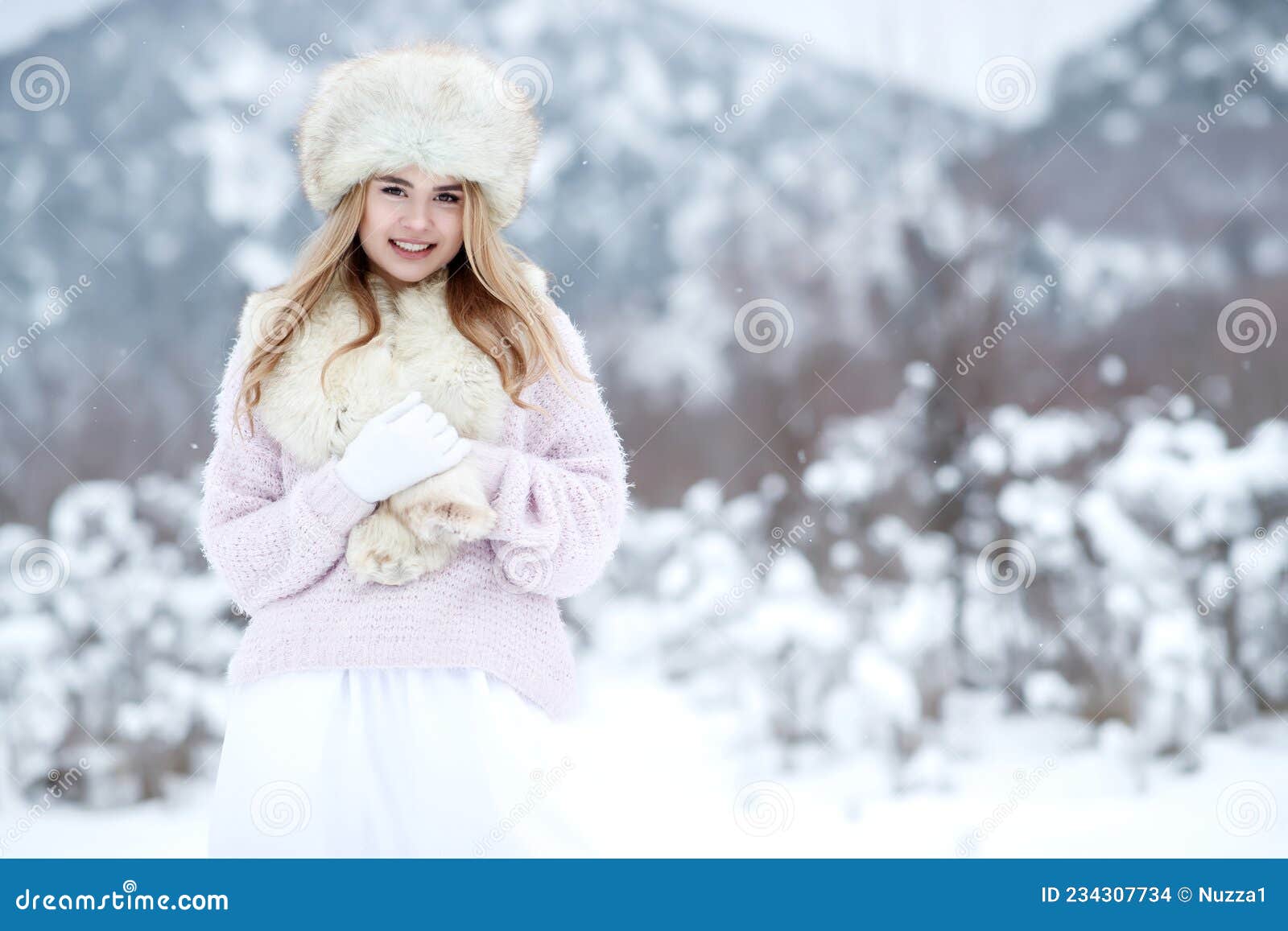 Femme D'hiver Dans La Neige. Belle Fille En Hiver Dans La Nature. Photo  stock - Image du santé, amusement: 234307734