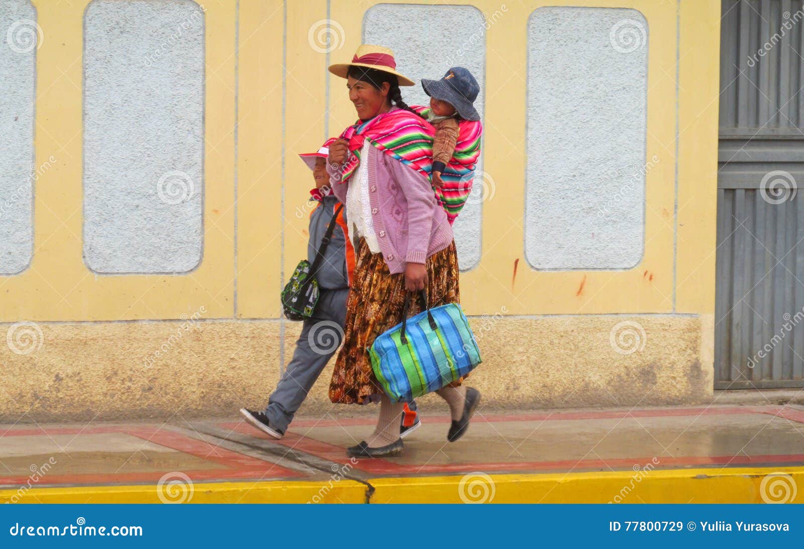 Femme Dans Des Vetements Quechua Traditionnels Avec Un Enfant Image stock editorial Image du argentine femelle 77800729