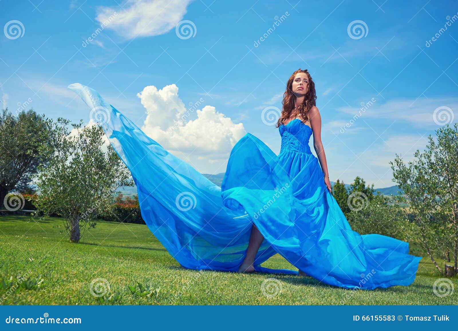 Сонник красивое длинное. Девушки в голубом пышном платье. Сон голубое платье. Фотосессия в голубом платье шелковое. Голубое пышное платье.
