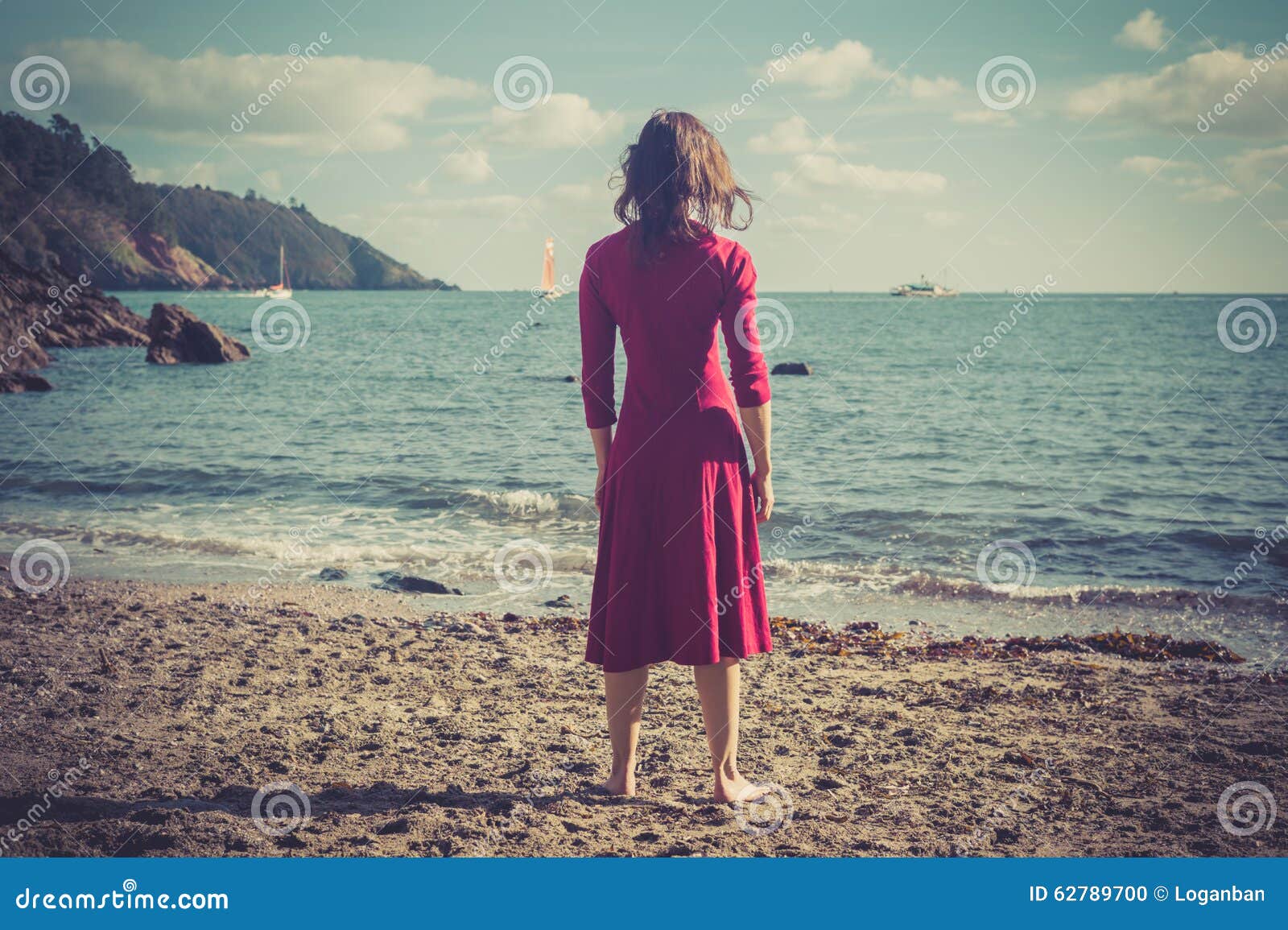 Femme Dans La Robe Rouge Sur Une Plage Photo stock - Image du beau, vacances: 62789700