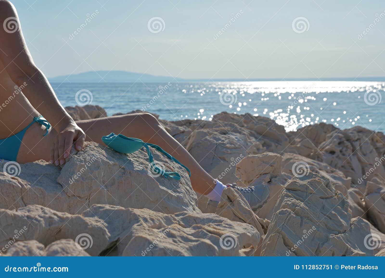 Femme Dans Le Bikini Se Reposant Sur Le Bord De La Mer Et Bronzant Ses Seins Et Ciel Bleu Image 