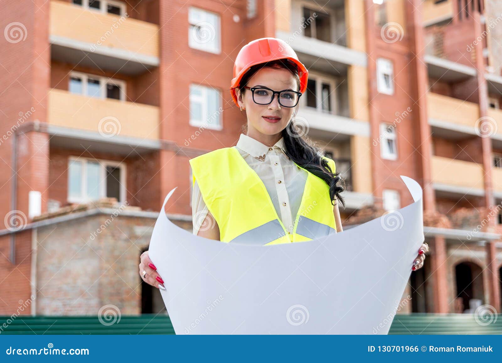 Femme Dans Le Casque Regardant Le Dessin Le Chantier De Construction Photo  stock - Image du industriel, businesswoman: 130701966