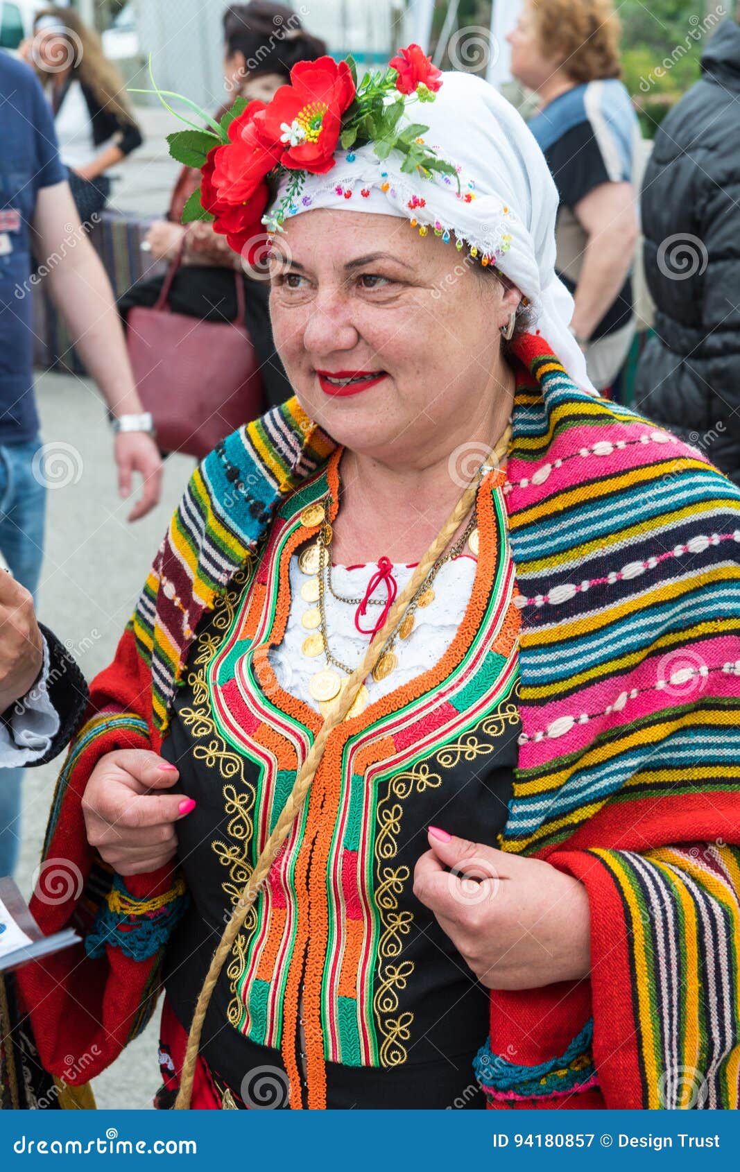 La participation de la Bulgarie à l’occupation de la Grèce  Femme-dans-le-costume-national-sur-des-jeux-de-nestinarski-dans-le-village-des-bulgares-bulgarie-94180857