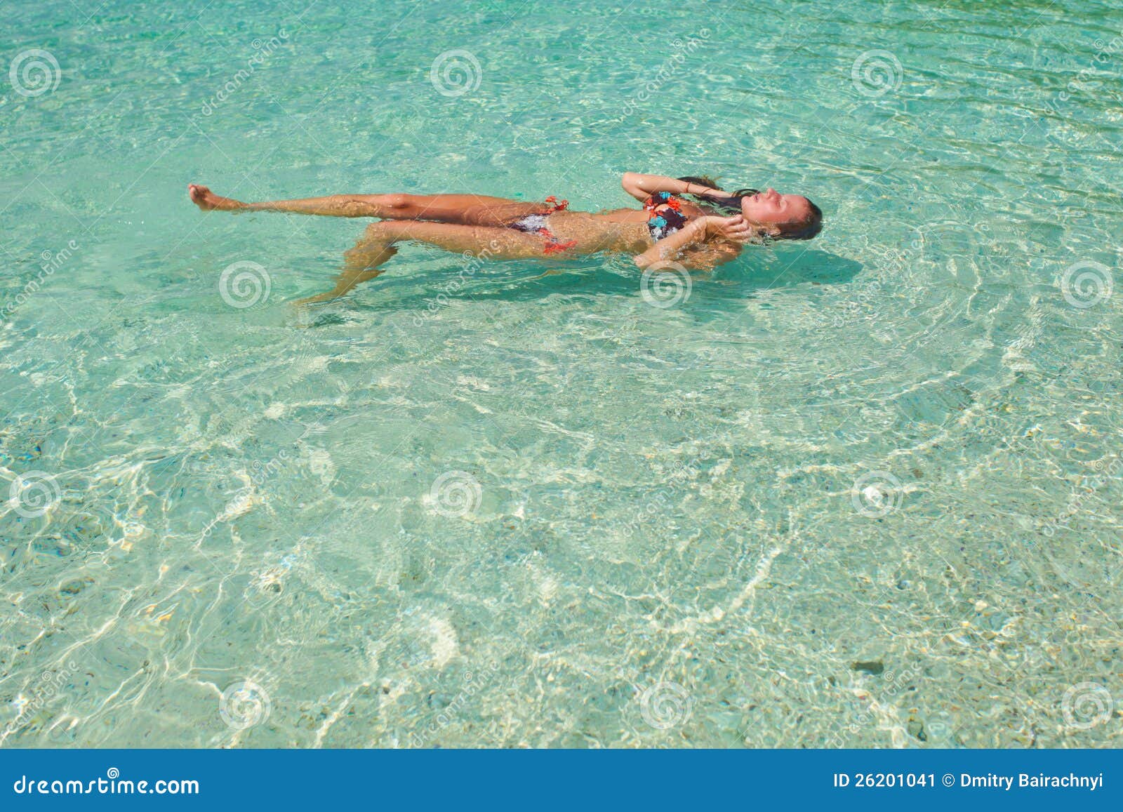 Femme Dans Le Maillot De Bain Dans Leau Image Stock Image Du Femme Plage 26201041