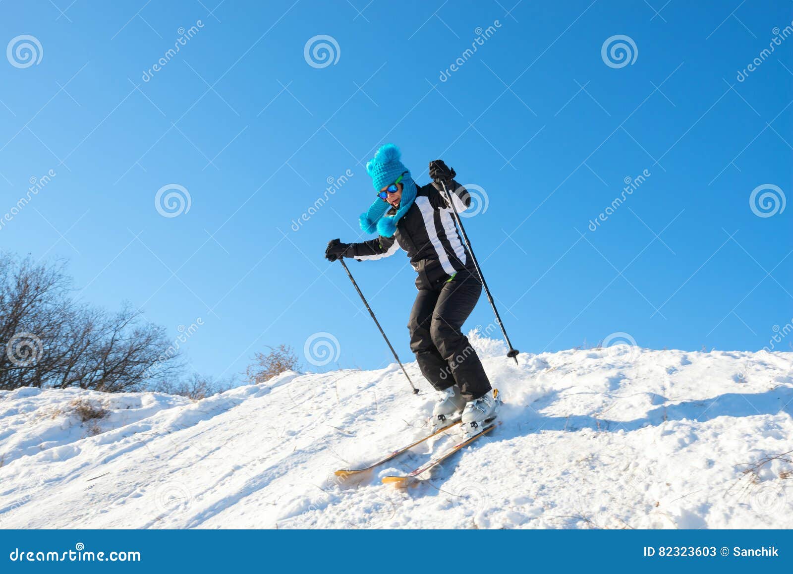 Femme Dans Le Ski Drôle De Chapeau Sur Le Fond Du Ciel Bleu