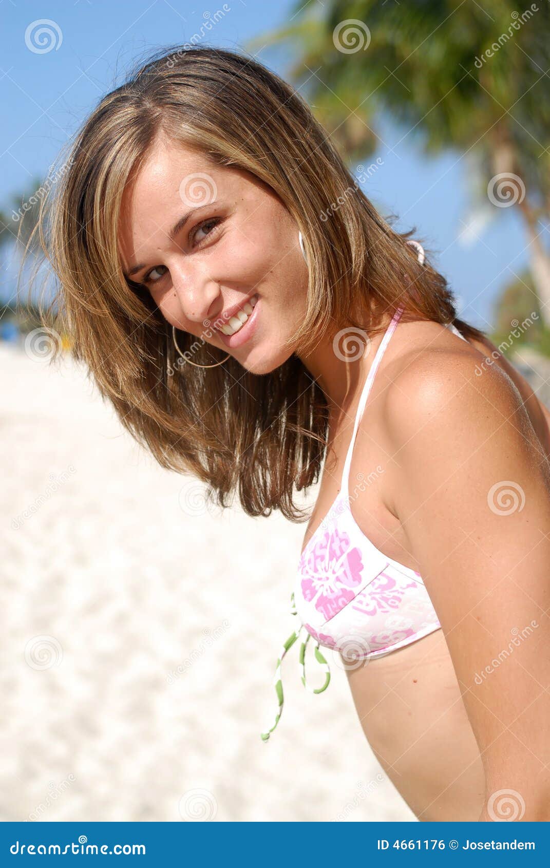 Femme dans rire de plage. Femme dans le bikini dans rire de plage