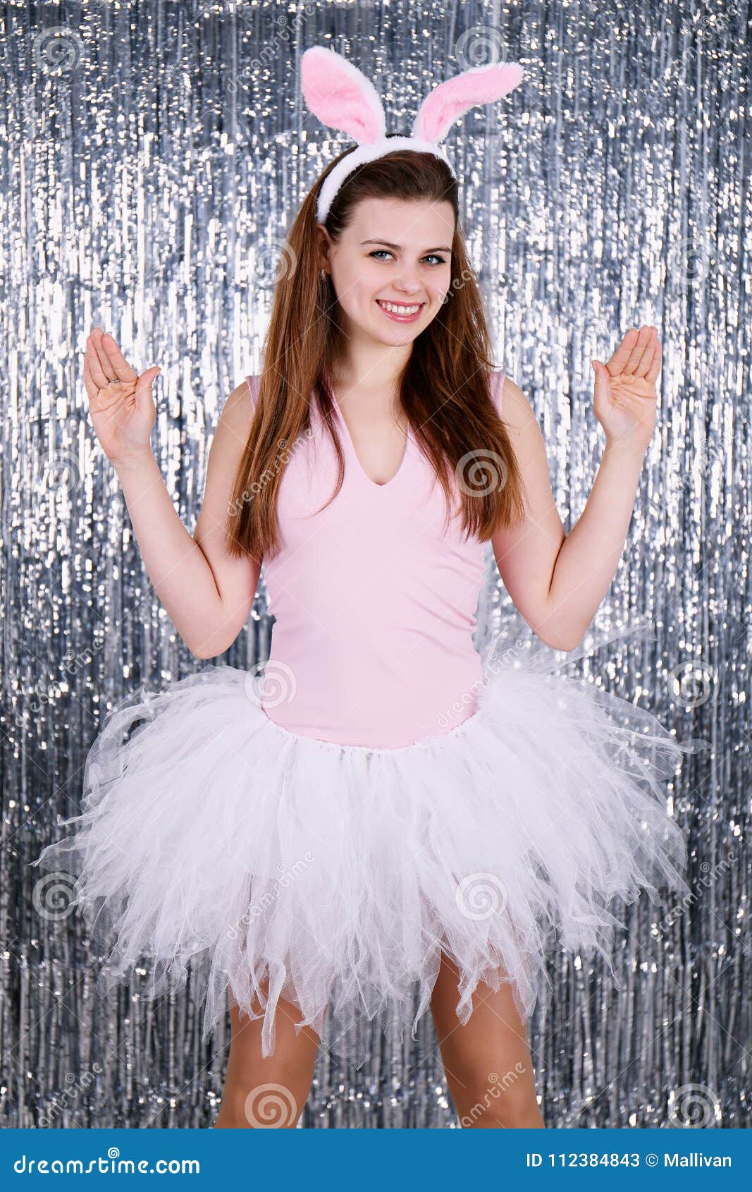 Femme Dans Un Costume De Lapin De Pâques Image stock - Image du