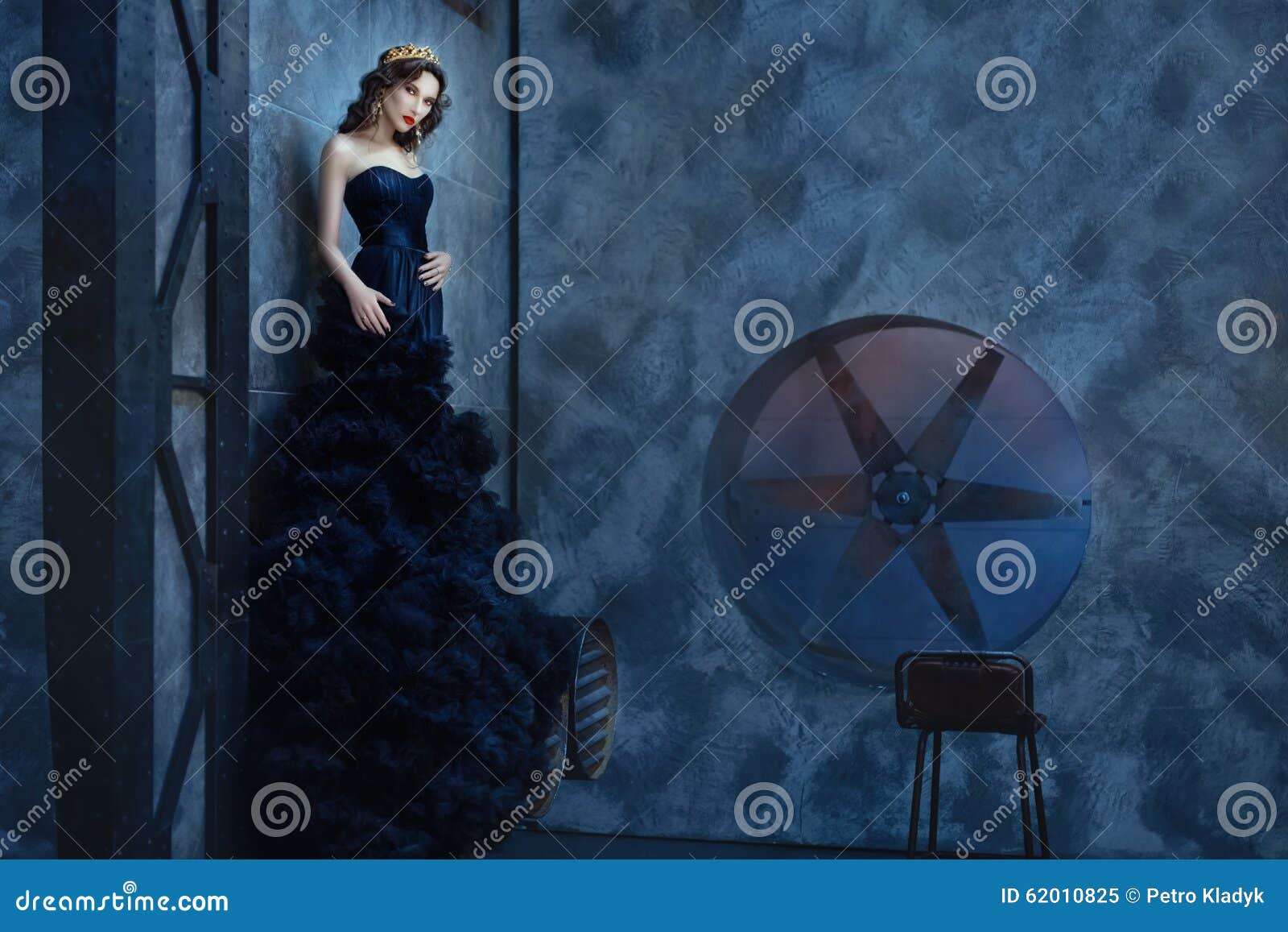 Femme dans une chambre noire debout de longue robe noire photo ...