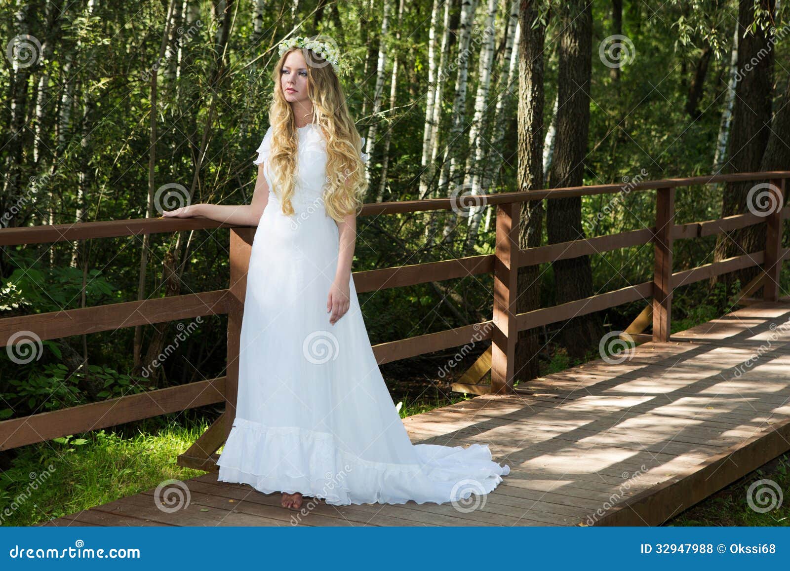 Femme Dans Une Robe Blanche Photo stock - Image du sensualit?�, v??tement: 32947988