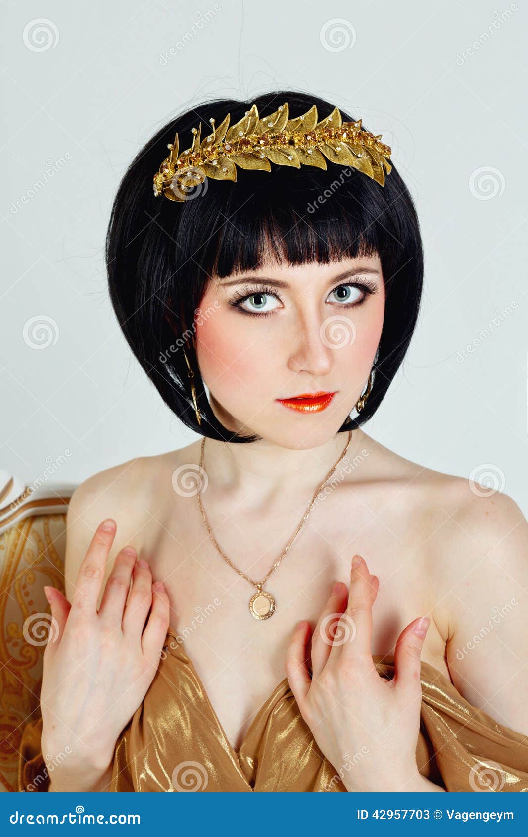 Femme Dans Une Robe Grecque Image Stock Image Du Coiffure Bijou 42957703