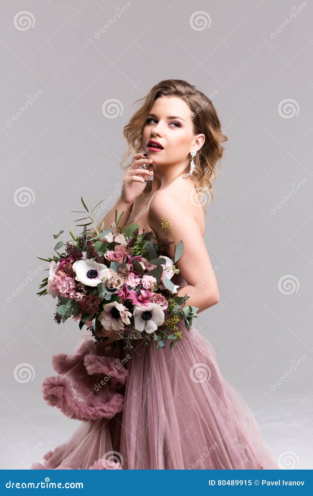 Femme Dans Une Robe Rose Avec Le Bouquet De Fleur Image