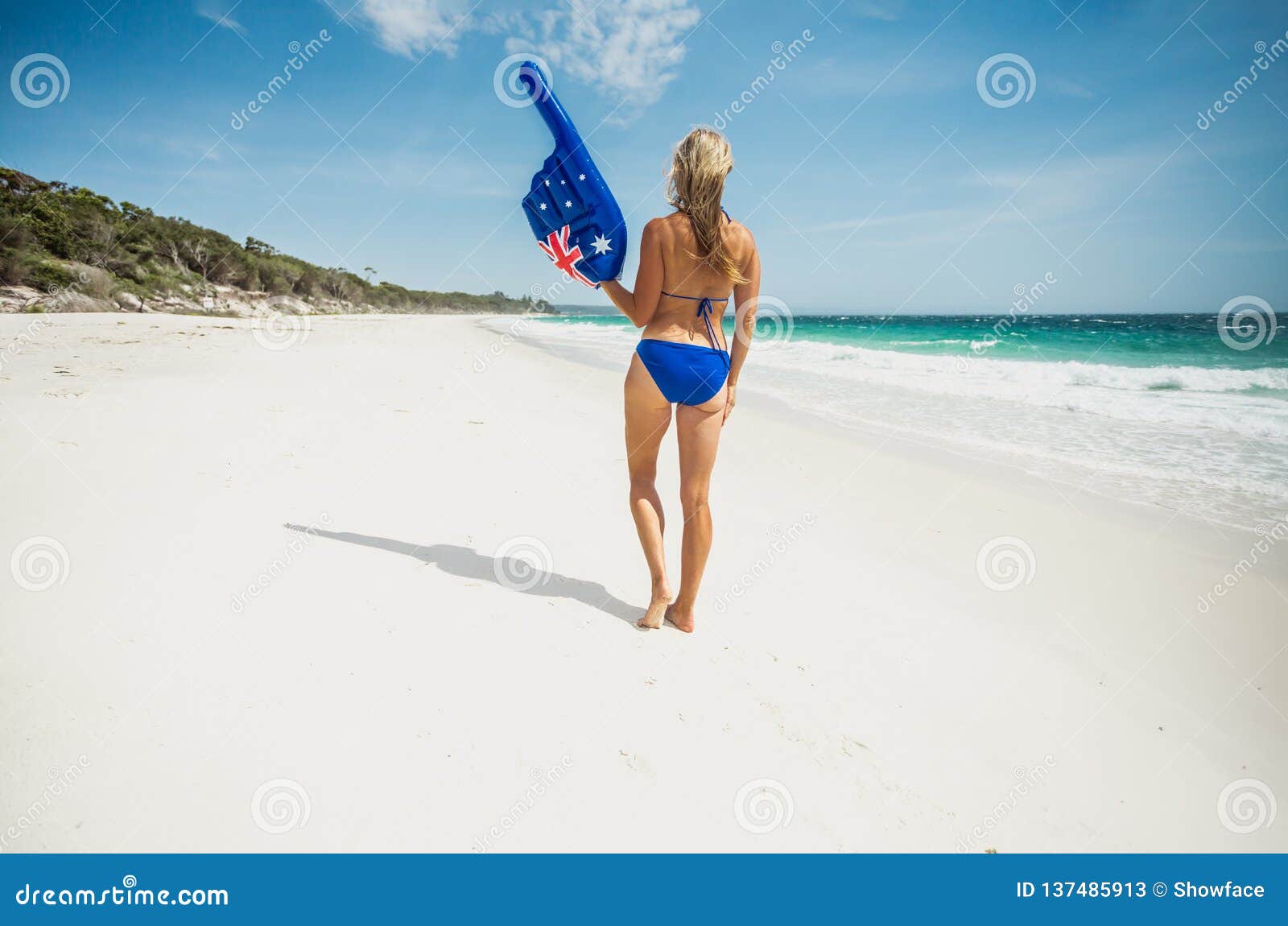 Femme De Bikini Avec Le Grand Doigt De Pointage Sur La Plage En Australie  Image stock - Image du copie, ondes: 137485913