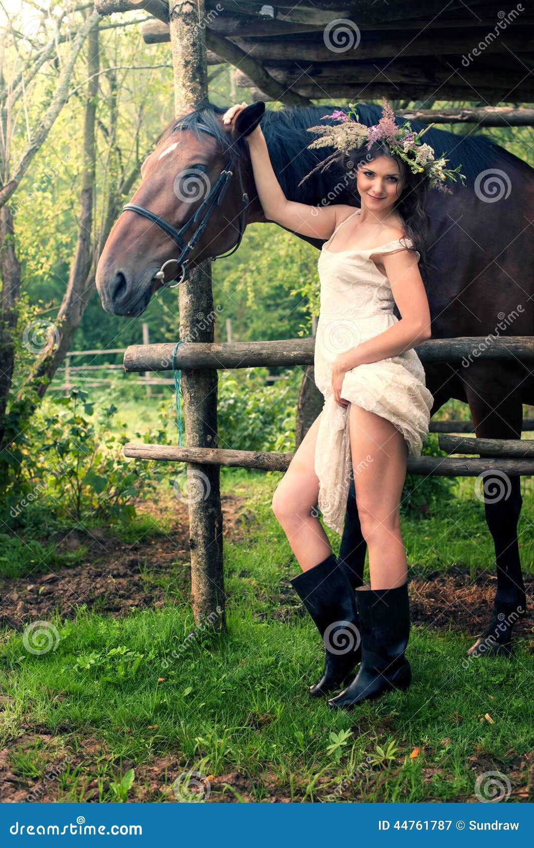 Fille avec le cheval photo stock. Image du brun, pré - 39953880