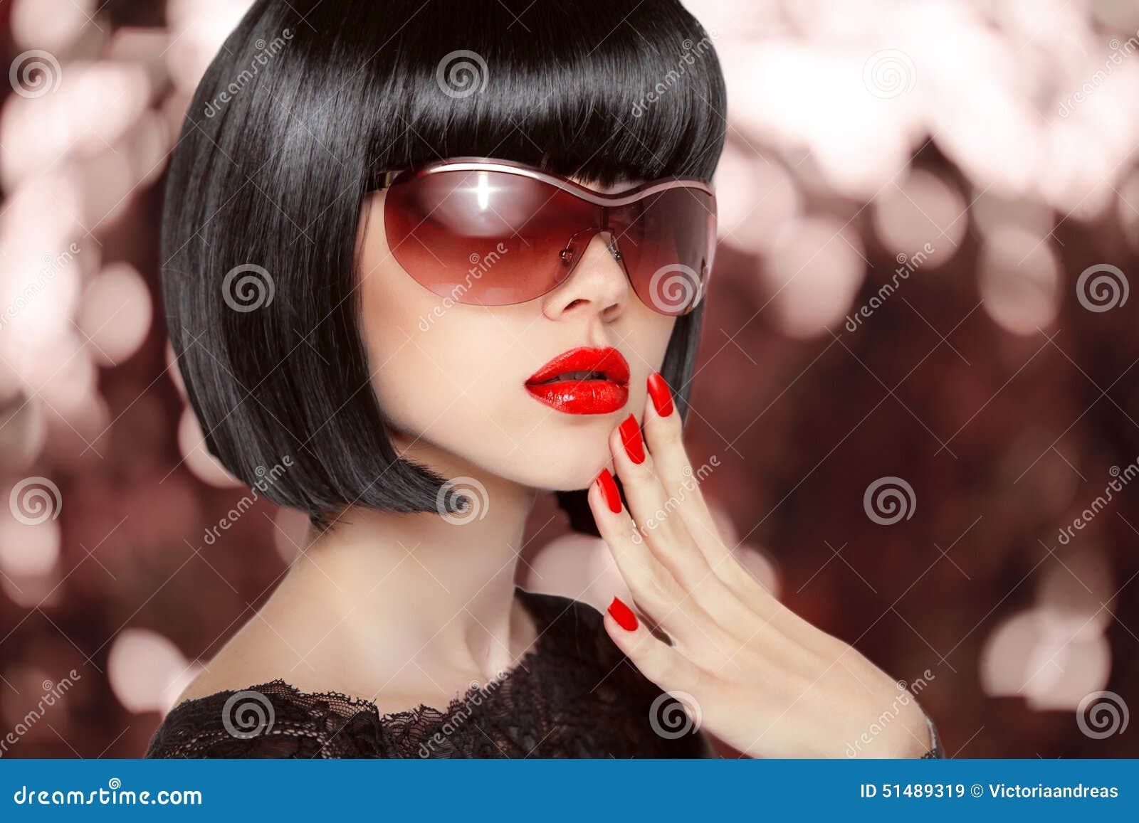 Femme De Brune De Mode Dans Des Lunettes De Soleil Coiffure Noire