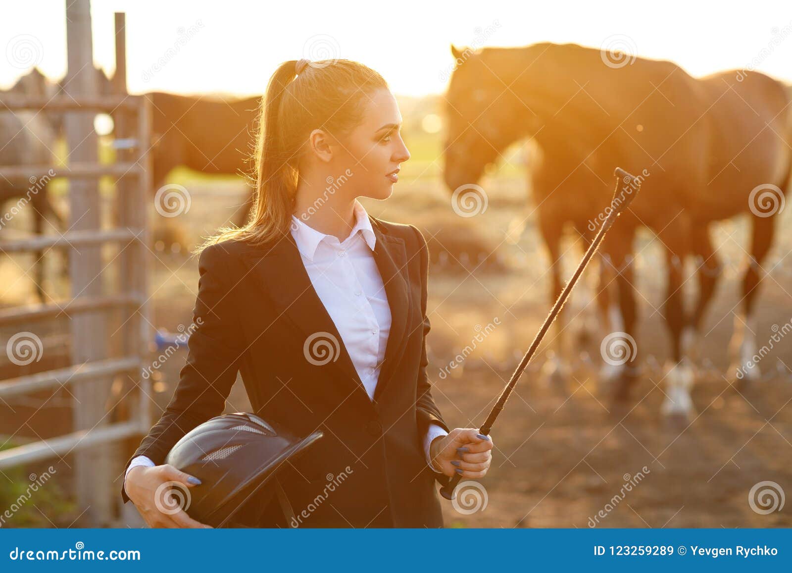 Femme De Cavalier Avec Le Fouet Au Coucher Du Soleil Image stock - Image du  jockey, horseback: 123259289