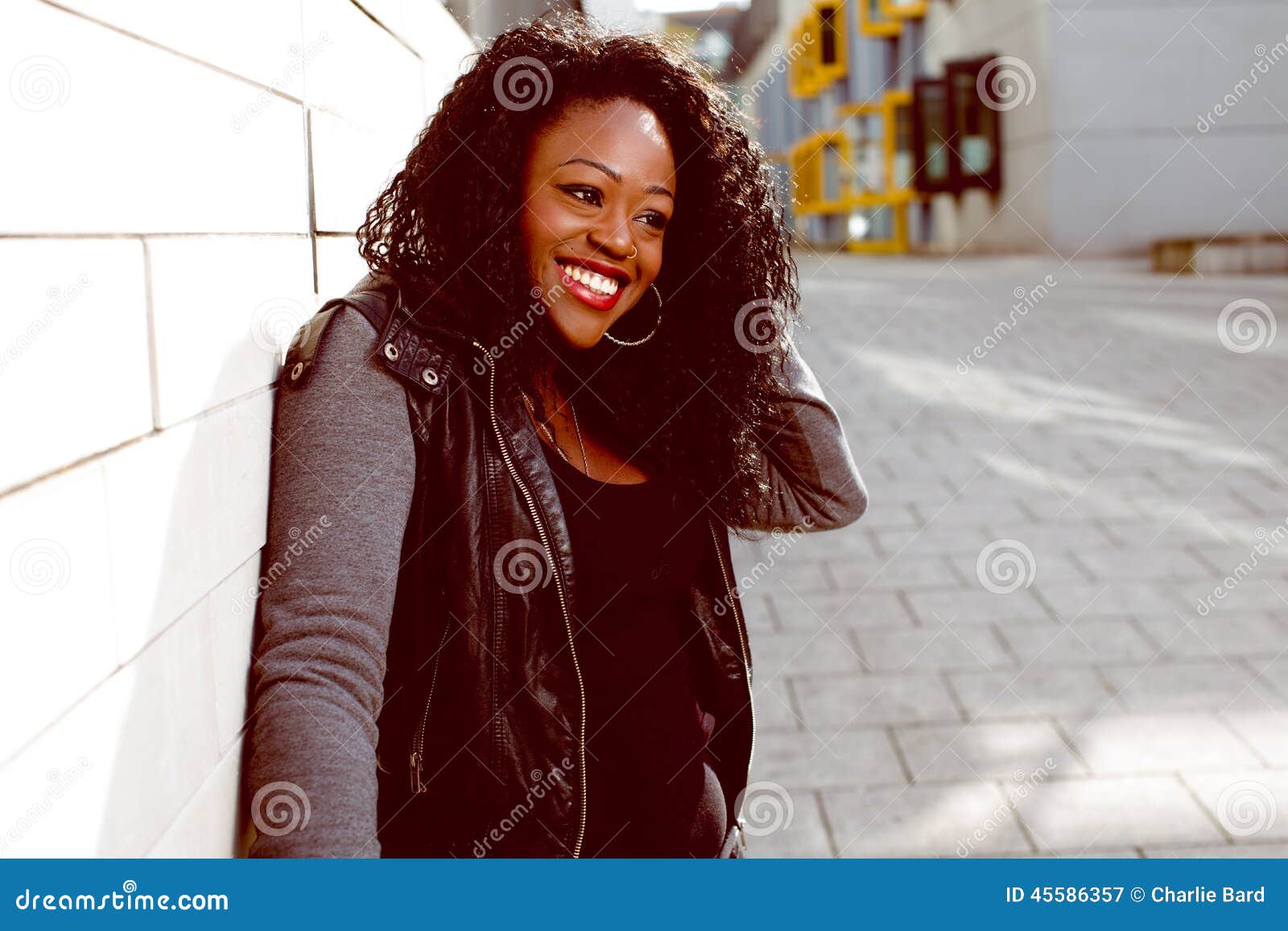 Femme De Couleur Attirante Heureuse Dans La Veste Image stock - Image