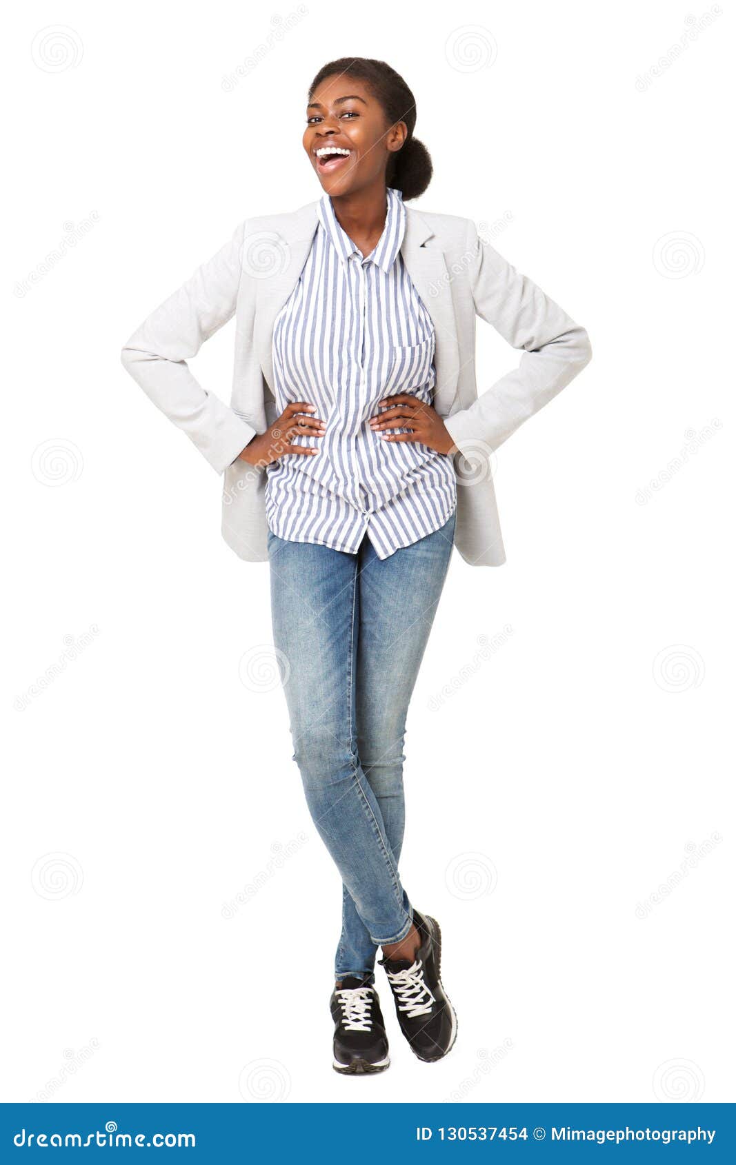 Femme De Couleur Attirante De Plein Corps Jeune Dans Le Blazer Souriant
