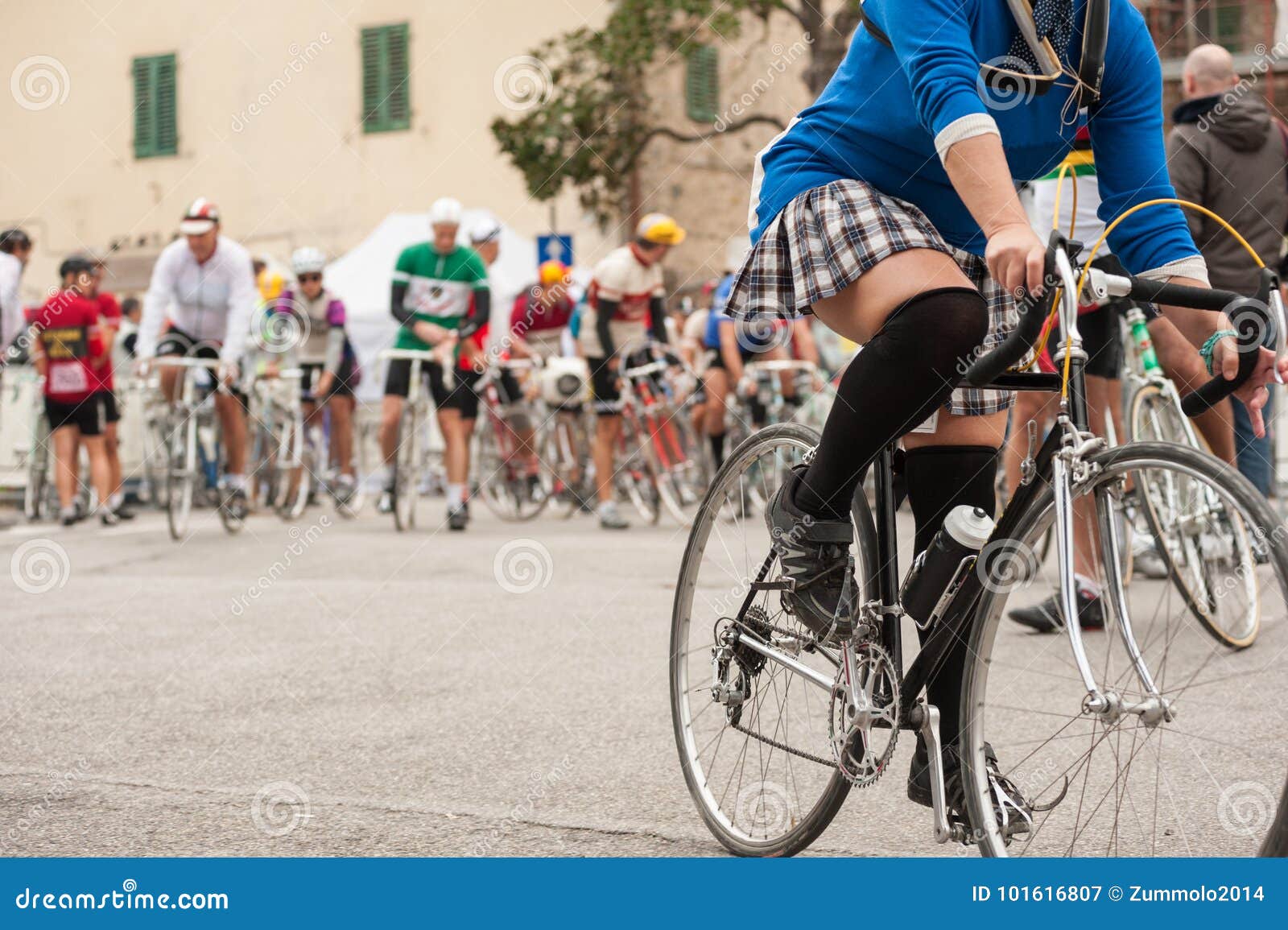 femme en mini jupe sur un velo