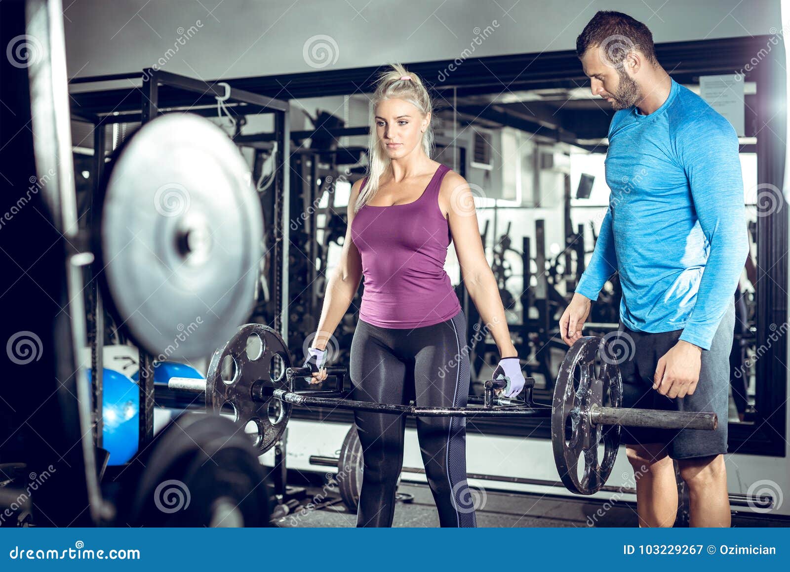 Femme De Deadlift De Barre De Piège Avec L'entraîneur Personnel Image stock  - Image du actif, sportswear: 103229267