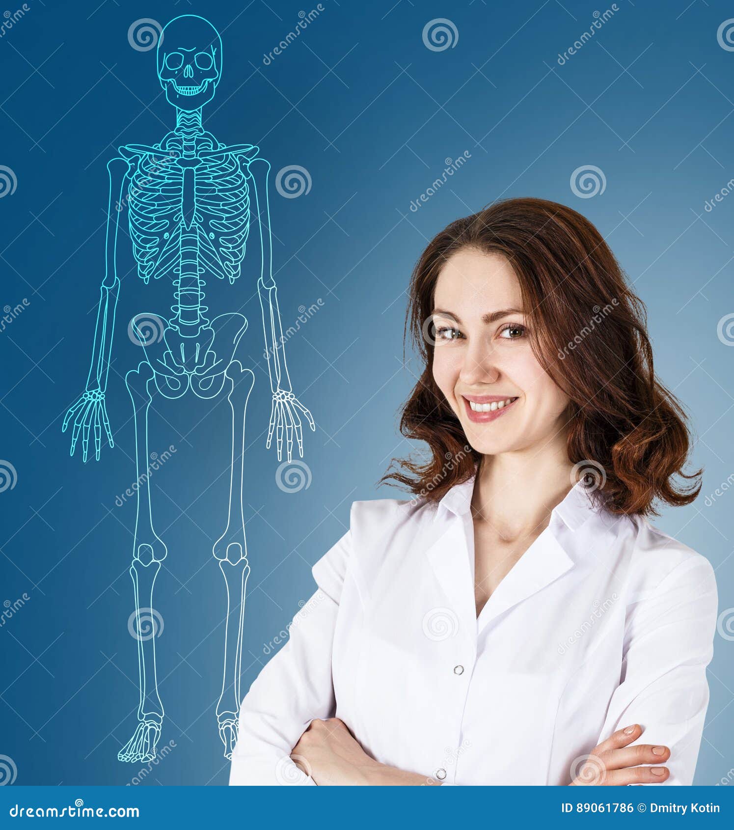 Femme De Docteur Tenant Le Squelette Proche Dhumain De