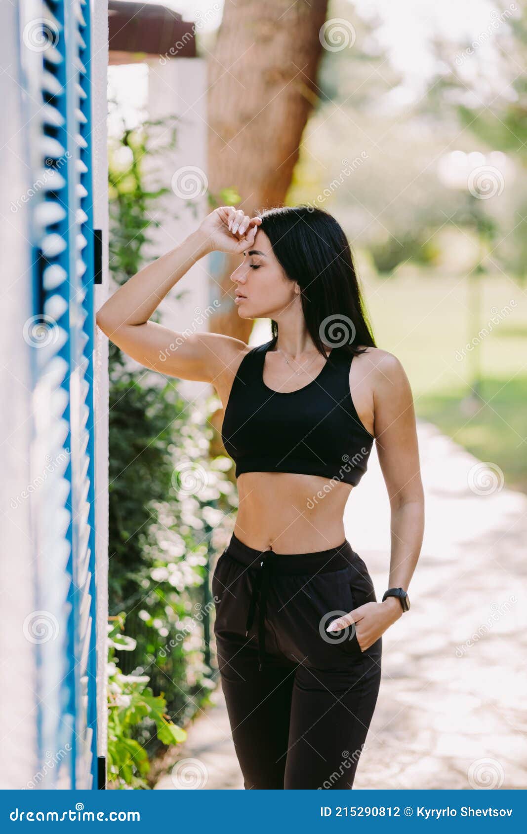 Femme De Fitness Attrayant Dans Les Vêtements De Sport En Plein Air. Slim  Athlétique Féminin Posant Photo stock - Image du aptitude, course: 215290812