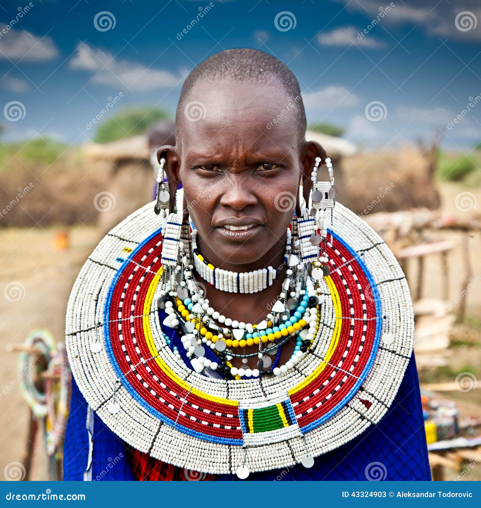 Masai Mara, Kenya - 13 de agosto: Guerreros Masai baile 
