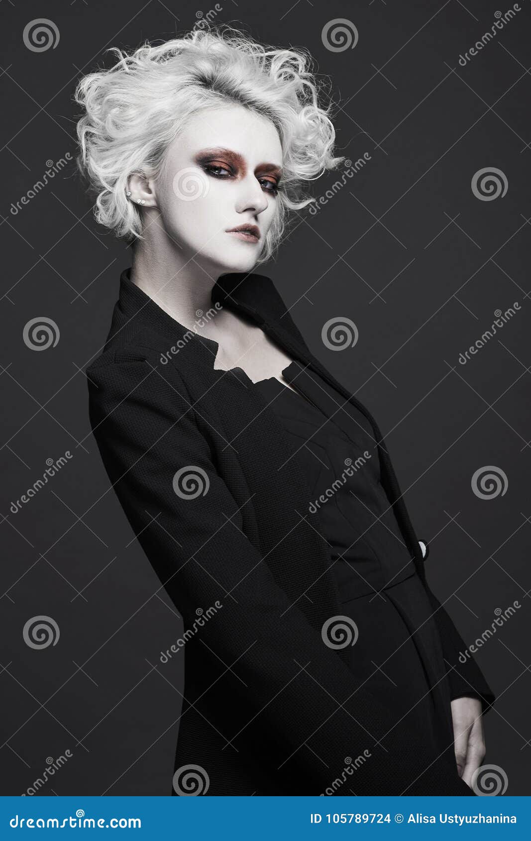Femme De Mode Avec Le Maquillage Blanc De Peau Photo stock - Image du  comics, cheveu: 105789724