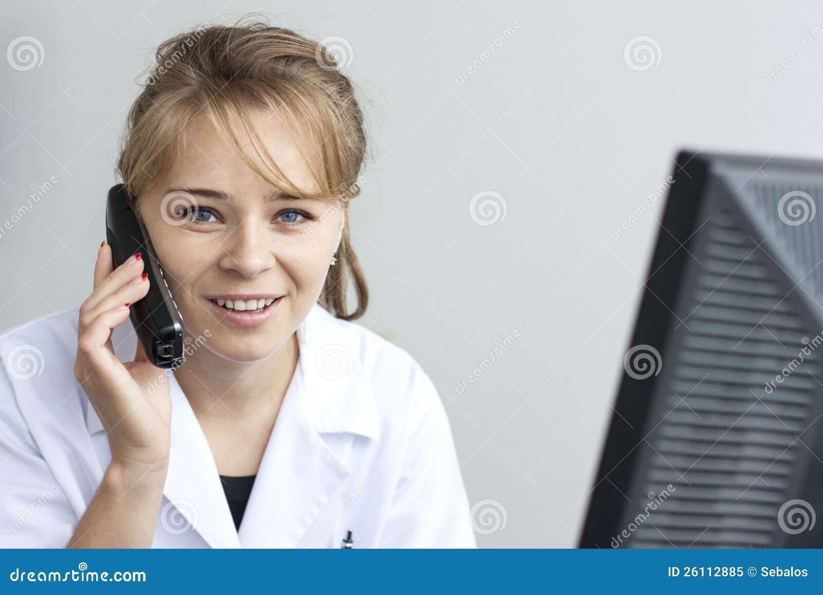Fermez-vous vers le haut du projectile du beau téléphone et du regard de fixation de femme de pharmacien avec le sourire à l'appareil-photo