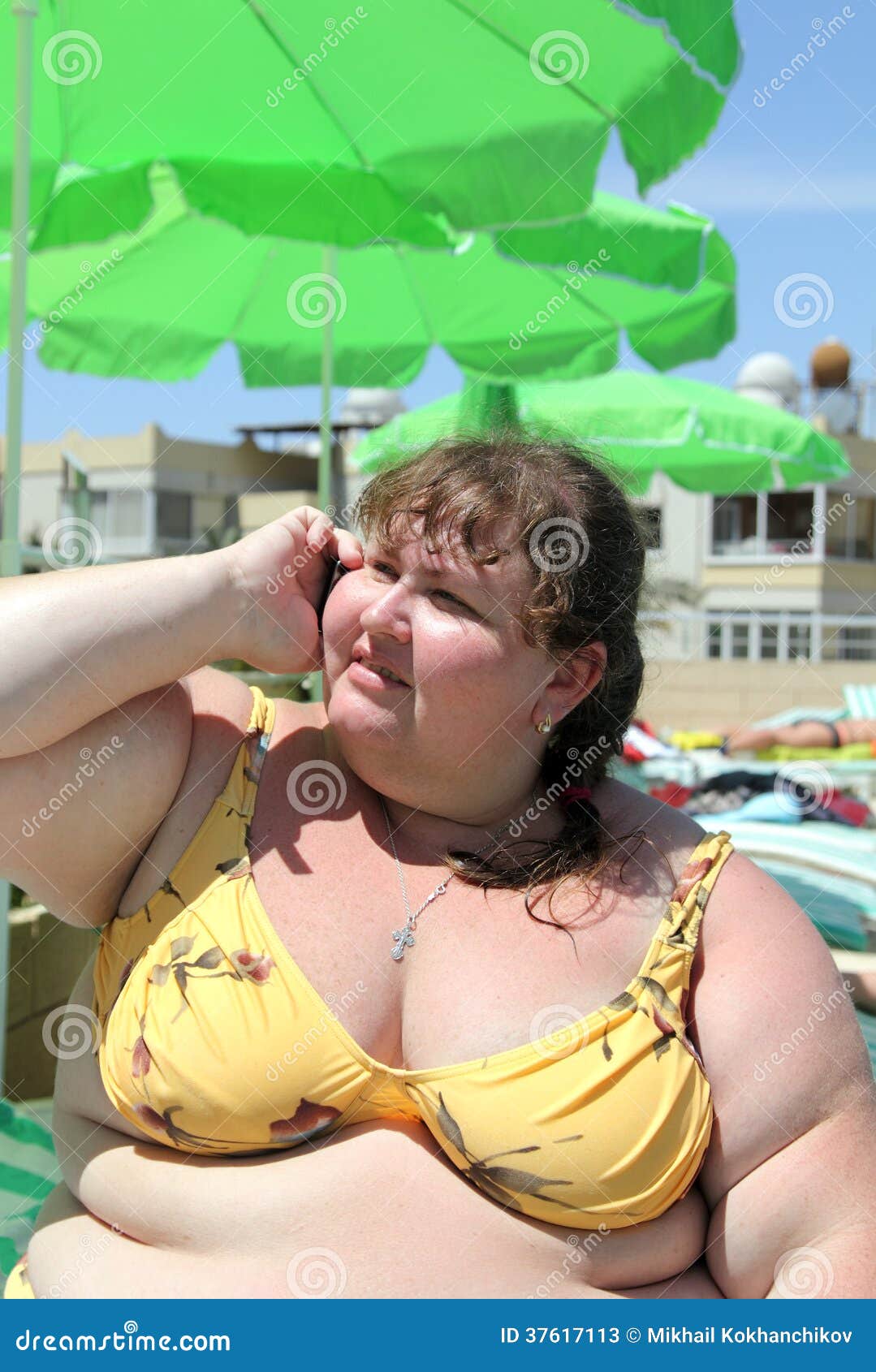 Толстухи в купальниках. Женщина с избыточным весом на пляже. Грязные разговоры жирные