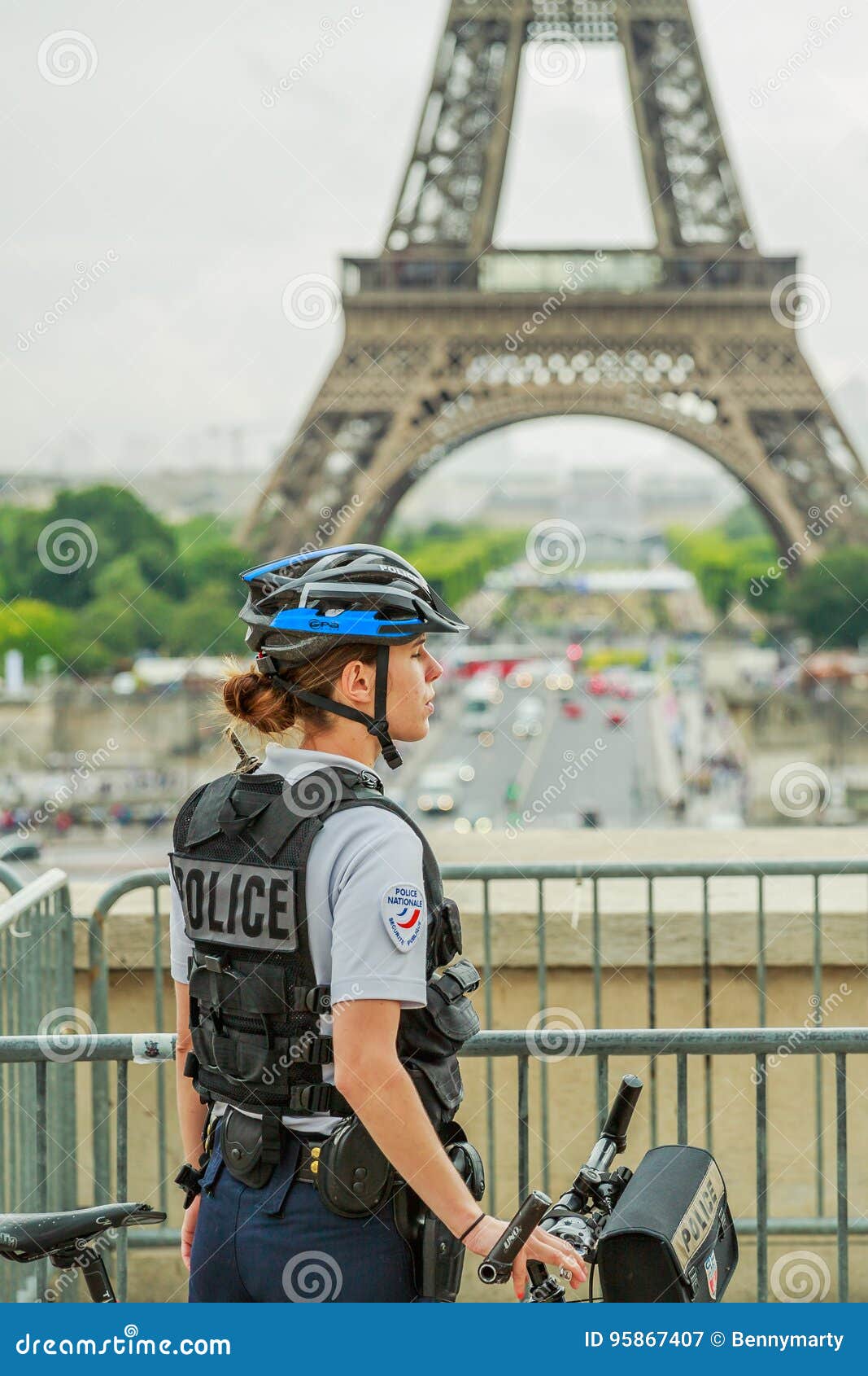 Femme De Police De Tour Eiffel Photographie éditorial