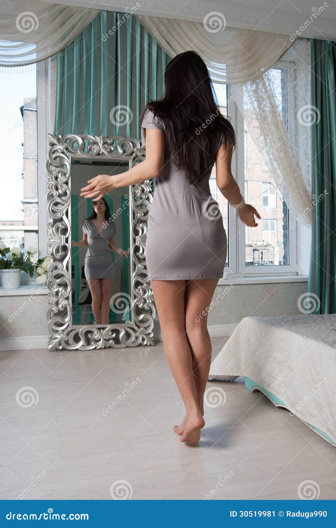 Femme Devant Un Miroir Image Stock Image Du Achats Adulte