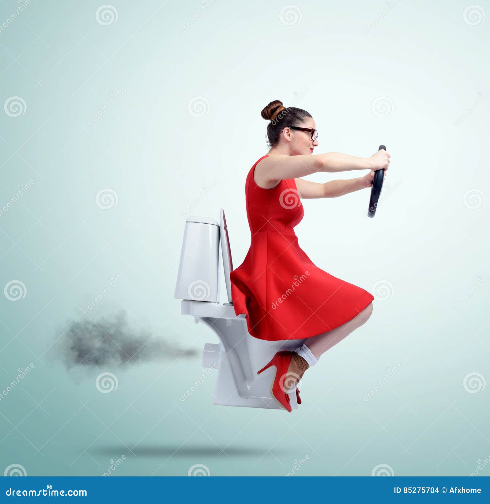 Femme Drôle Dans Le Vol Rouge Sur La Toilette Avec Le Volant