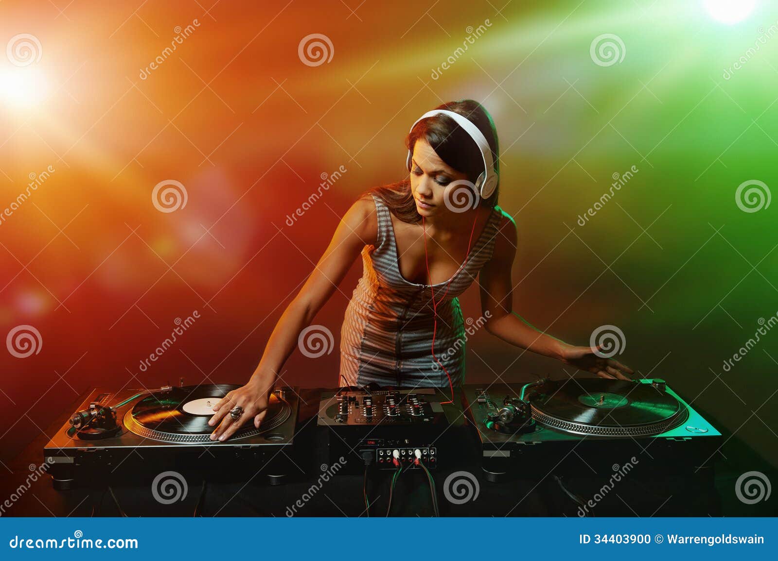 Femme du DJ de musique photo stock. Image du réception 34403900