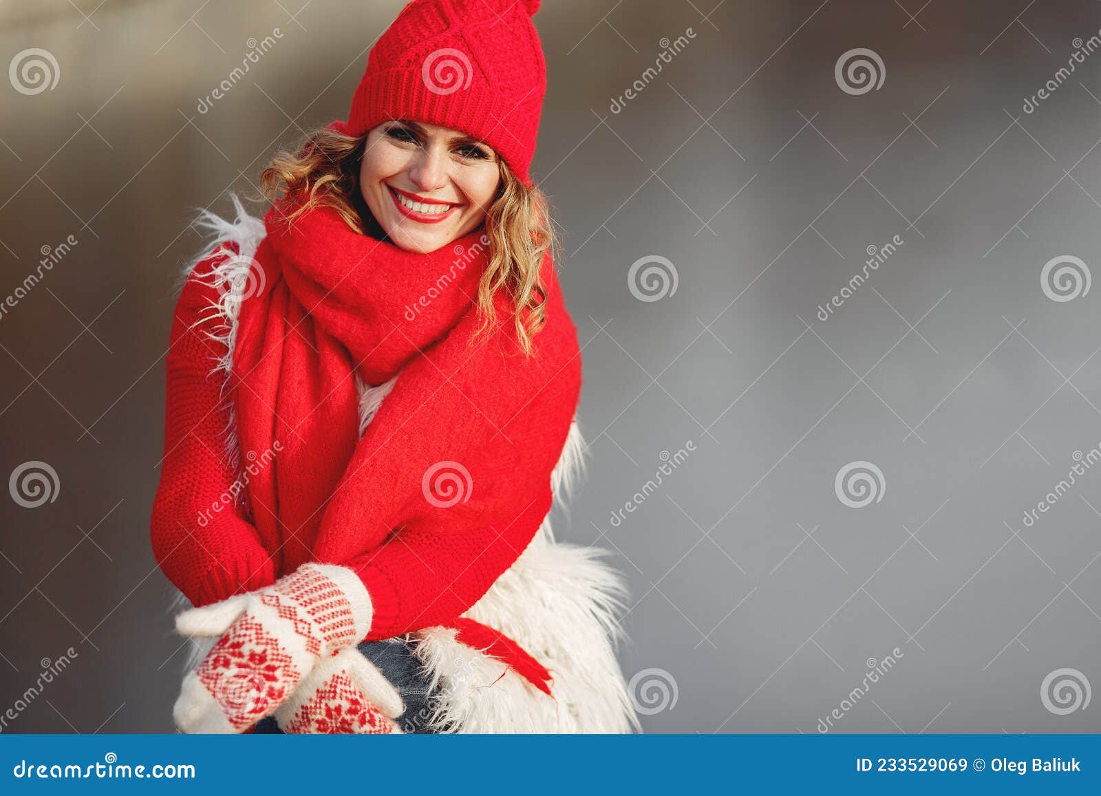 Femme En Bonnet D'hiver Tricoté Et écharpe Regardant La Caméra Avec Le  Sourire