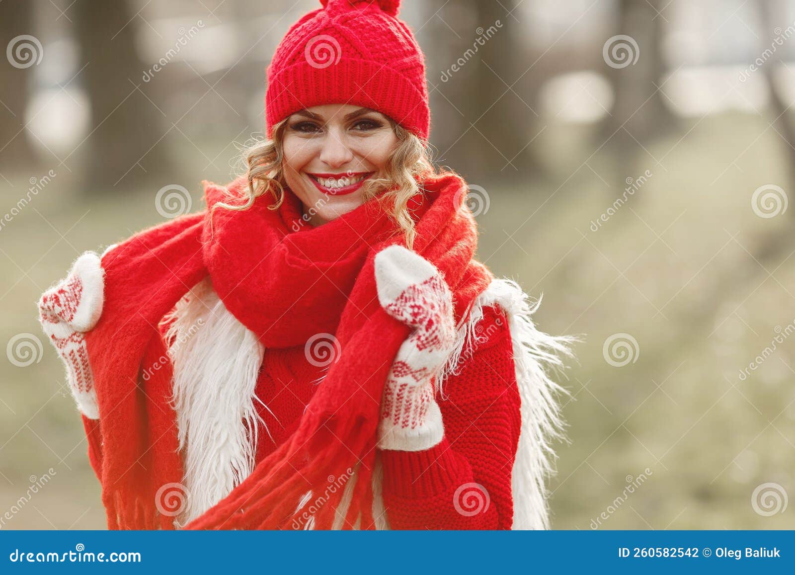Femme En Bonnet D'hiver Tricoté Et écharpe Regardant Caméra Avec Sourire  Photo stock - Image du vêtement, verticale: 260582542